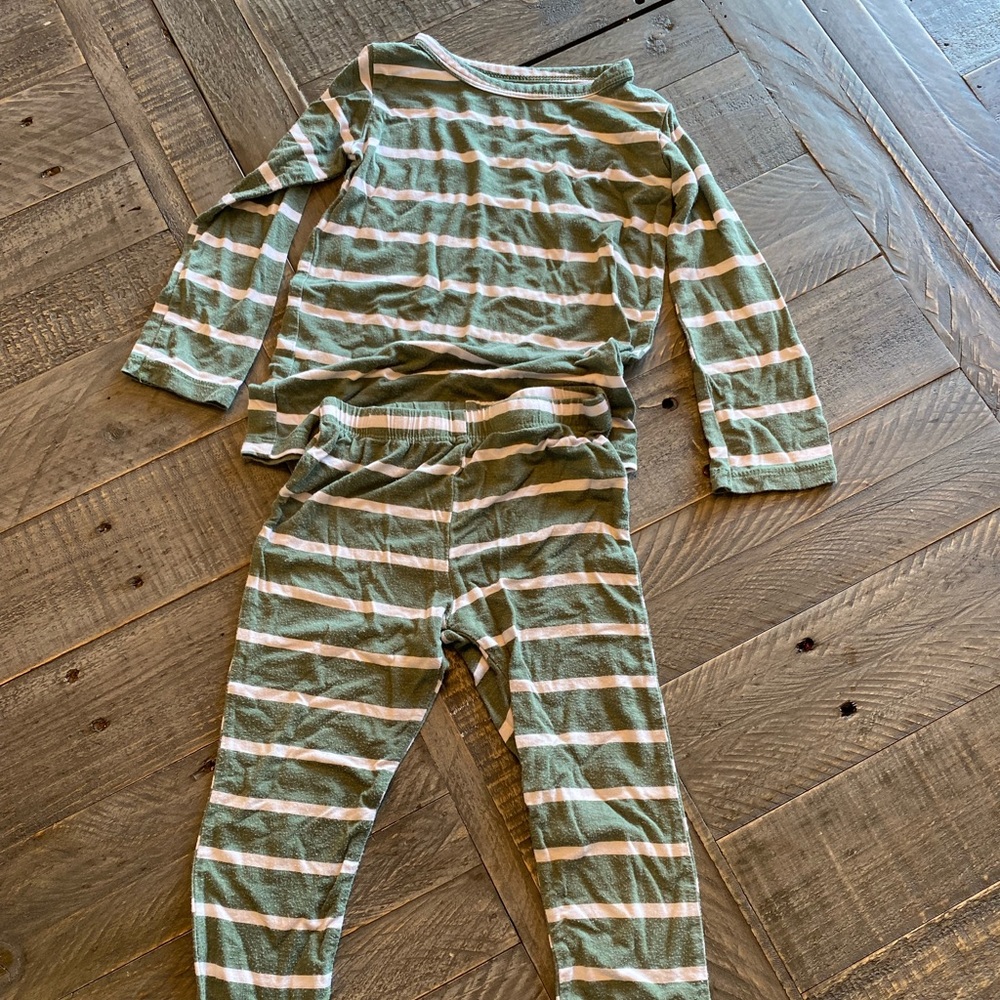 Posh Peanut sage striped pajamas 18-24 months GUC 🚭🐶